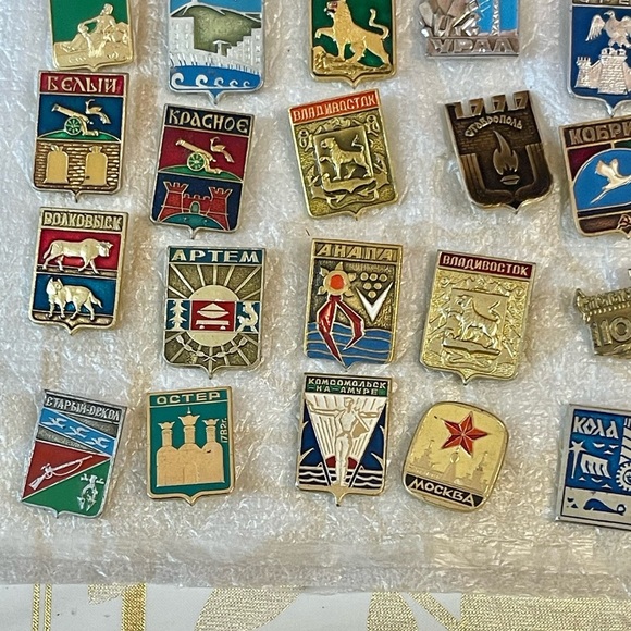 Vtg Set / Lot Of 44 Soviet UNION Cities Lapel Pins Badges Emblems of Russia USSR - Picture 7 of 7